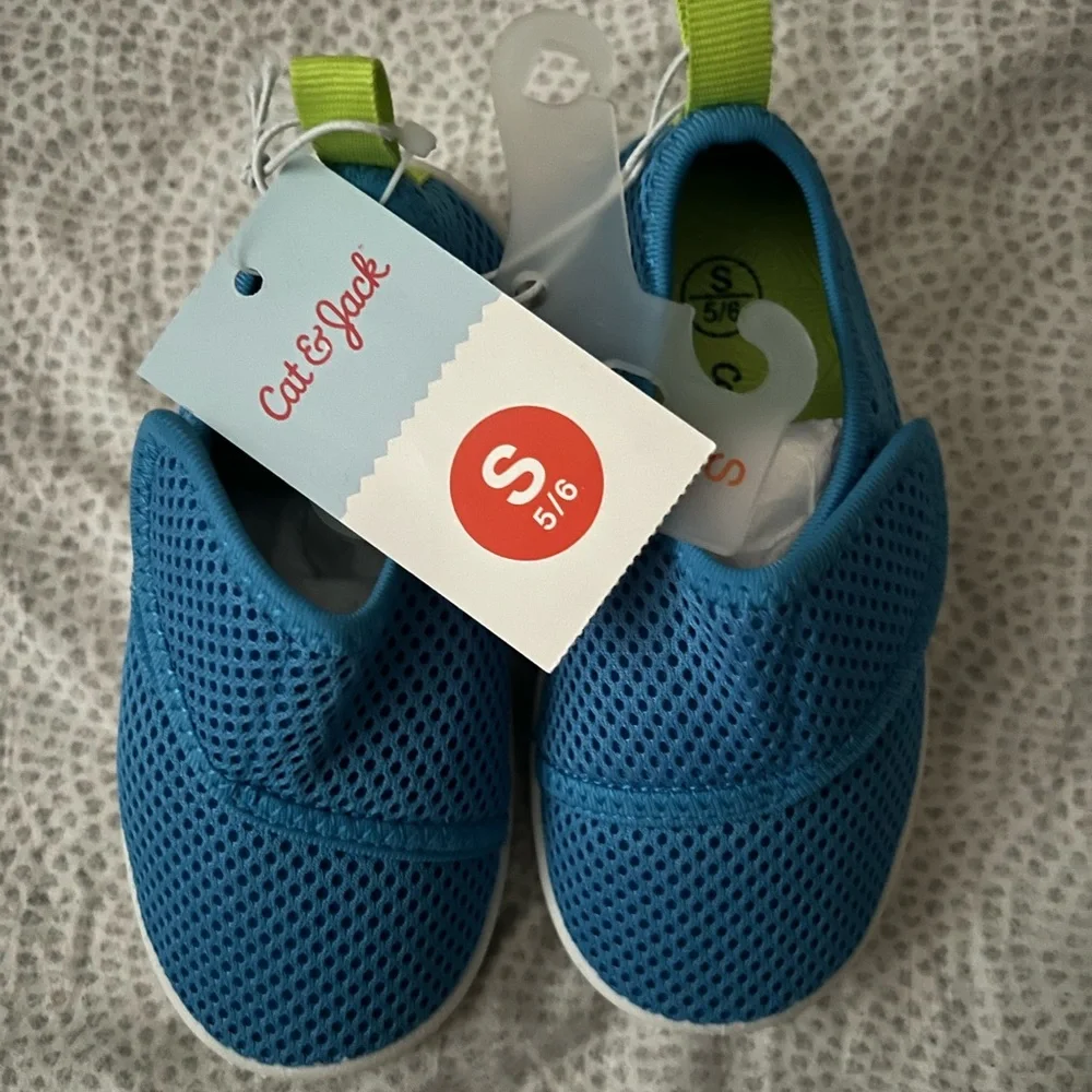 Cat and Jack water shoes for toddler size 5/6 NWT